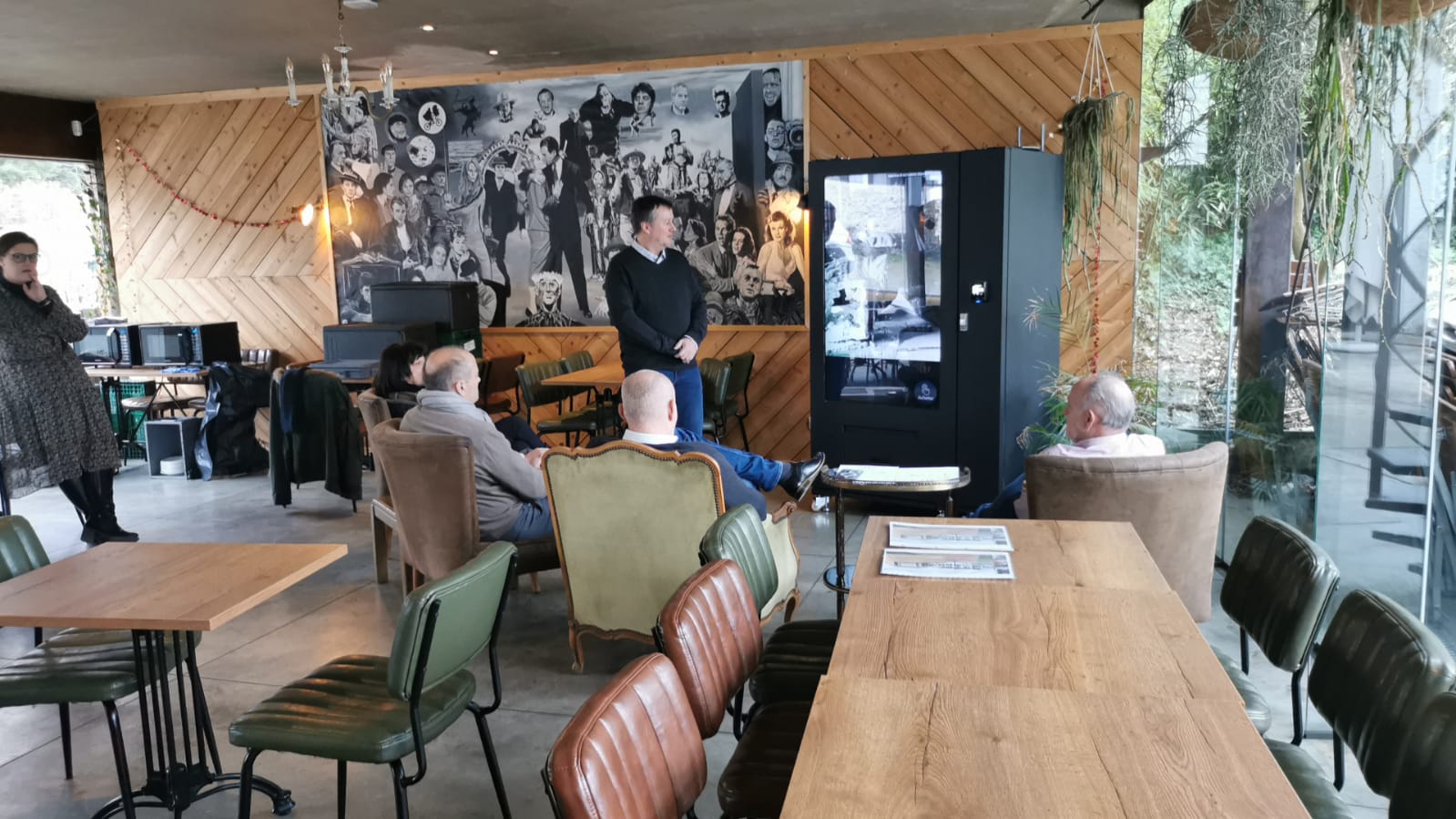 Distributori automatici di vino e birra Weimi Smart nei bar belgi. Distributore automatico di bevande touch screen da 55 pollici di grandi dimensioni.